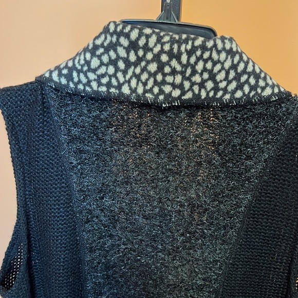 Textured Sweater with patch detailed shawl size medium - Picture 5 of 11